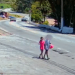 Vídeo mostra menina autista acompanhada de adolescente