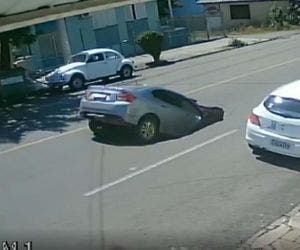 Carro cai em cratera aberta no meio do asfalto; veja vídeo