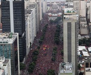 Jogadores do Flamengo desfilam pelo Centro do Rio