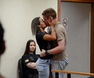 Vítima beija réu antes de condenação por tentar matá-la