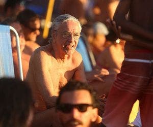 Caetano Veloso curte o verão na praia do Porto da Barra