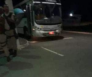 Ônibus é alvejado em rodovia na Bahia e uma pessoa morre