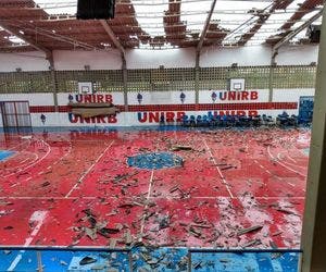 Ginásio de esportes da Unirb fica destelhado após ventania