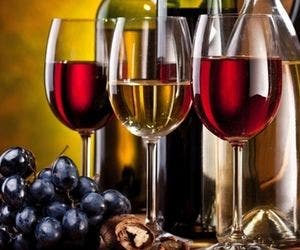 Conheça os tipos de vinhos ideais para o verão