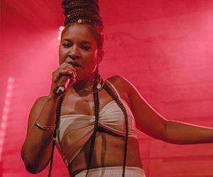 Larissa Luz faz show gratuito no Rio Vermelho nesta segunda