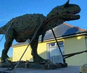 Homem encomenda acidentalmente dinossauro de 6 metros para filho