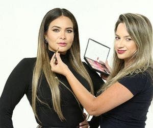Maquiadora mostra truques de make usados na TV