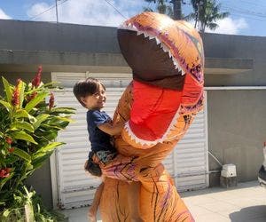 Médico se veste de dinossonauro para abraçar o filho