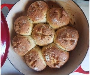 Aroma diferenciado: aprenda a fazer um pão com alecrim