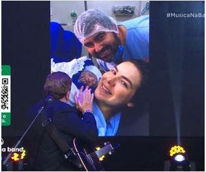 Amado Batista é surpreendido com nascimento da neta durante live