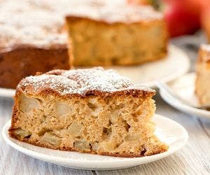 Aprenda a fazer bolo de maçã em casa