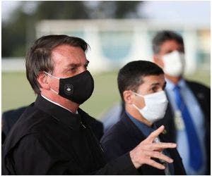 Bolsonaro sanciona lei que torna obrigatório o uso de máscara