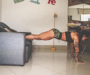 Especialista fitness ensina como fazer exercícios usando o sofá