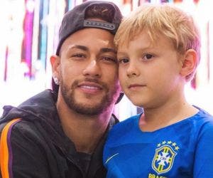Filho de Neymar faz moicano para ver o pai em jogo