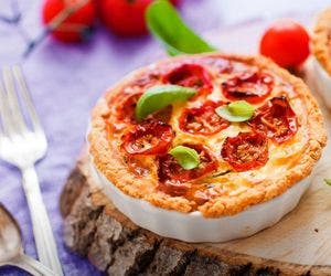 Aprenda a fazer tortinha de tomate cereja e manjericão