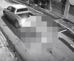 Homem em situação de rua é amarrado em carro e arrastado
