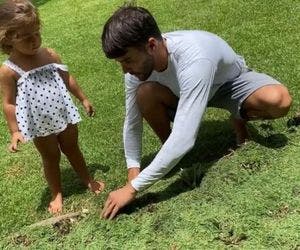 Daniel Cady encanta web ao cuidar de jardim com uma das gêmeas