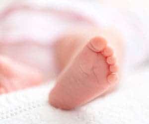 Bebê morre após ser espancado pela mãe: 'lesões no crânio'