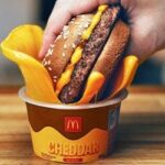 McDonald's lança venda de pote do molho cheddar