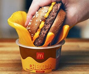 McDonald's lança venda de pote do molho cheddar
