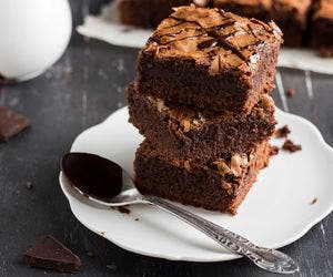 Veja como evitar exageros na alimentação e receita de brownie