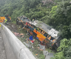 Acidente com ônibus deixa 21 mortos e 33 feridos