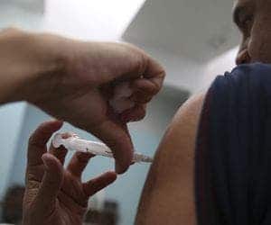 Vacinação em idosos com mais de 90 anos começa nesta segunda