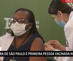Enfermeira de SP é a primeira pessoa vacinada contra a covid-19