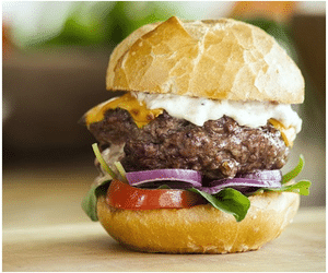 Escolha a sua: aprenda duas receitas caseiras de hambúrguer