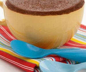 Aprenda a fazer delicioso bolo de caneca de chocolate