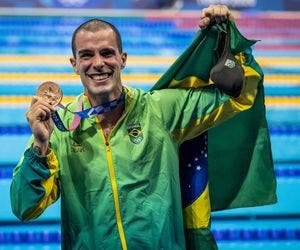 Demorou, mas chegou: nadador Bruno Fratus é bronze nos 50m livres