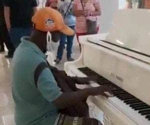 Homem toca Frank Sinatra no piano em shopping e viraliza
