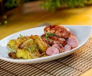 Linguiça toscana com batata ao forno é receita fácil e gostosa