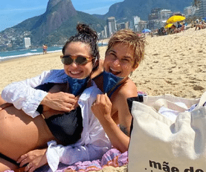 Nanda Costa leva 'a barriga pra mergulhar' em Ipanema