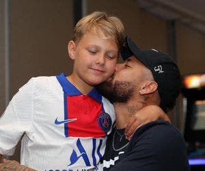 Neymar curte férias luxuosas com filho em Ibiza