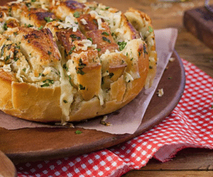 Aprenda a fazer um diferente pão de alho com queijo