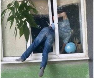 Homem fica preso em janela após tentar reconciliação com ex