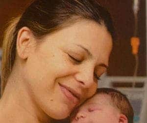 Sheila Mello aparece com filha recém-nascida em foto encantadora
