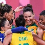 Brasil vira sobre a Rússia para ir à semifinal do vôlei