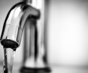 Vazamento em adutora reduz água em bairros de Salvador; confira