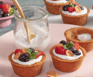 Aprenda a fazer deliciosas cestinhas de frutas e iogurte