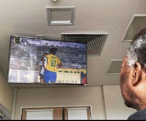Em recuperação no hospital, Pelé admira Marta na TV