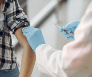 Vacinação nas Prefeituras-Bairro é para pessoas sem cartão
