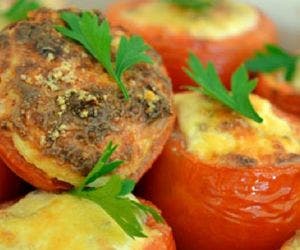 Almoço saudável: aprenda a fazer tomate recheado com ricota