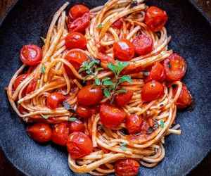 Aprenda receita de macarrão com tomate cereja e queijo