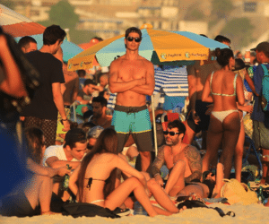 André Resende curte carnaval na praia após o término com Ísis