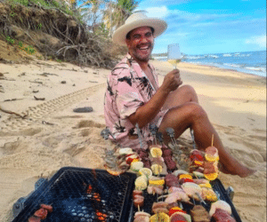 André Marques curte churrasco com amigos em Praia do Forte; veja