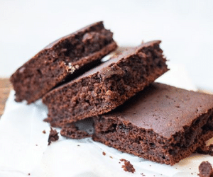Brownie fit? Aprenda receita doce e saudável para café da manhã