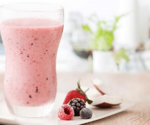 Aprenda receita de shake de frutas vermelhas com coco