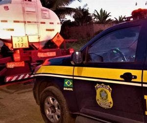 PRF apreende caminhão-tanque com álcool para cachaça por fraude